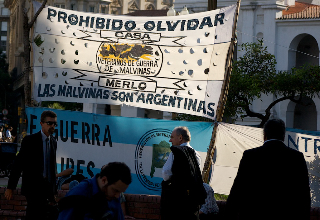 Soldiers demand to be classified as veterans of the Falkland Islands war at a protest in the Plaza de Mayo, Buenos Aires. Photo by Joel Richards.